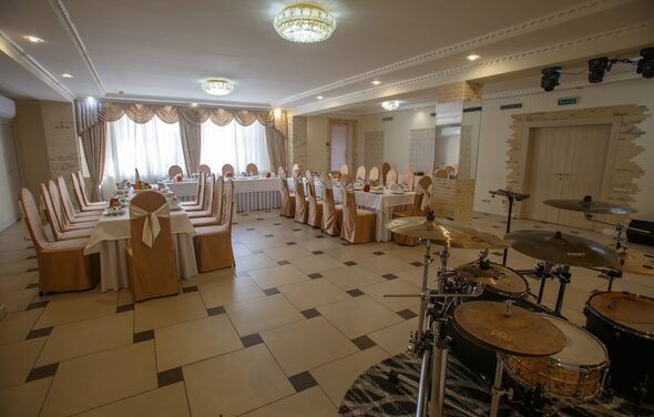 Светлый зал для проведения банкета