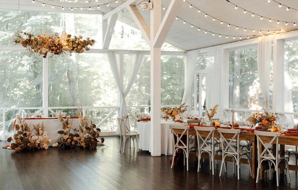 Белоснежный банкетный зал в Усадьбе Лесной Берег