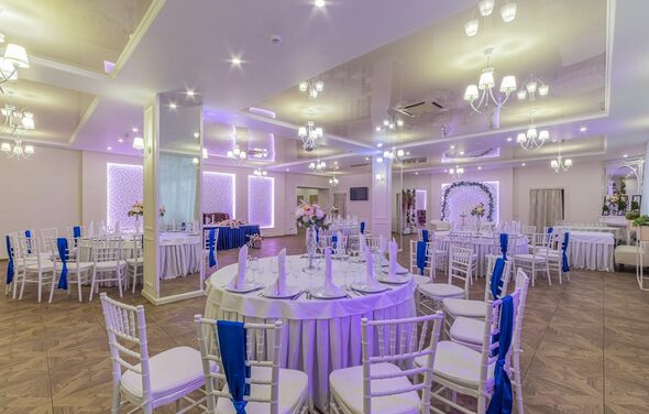 Мир у Озера. Банкетный зал с зеркальными колоннами