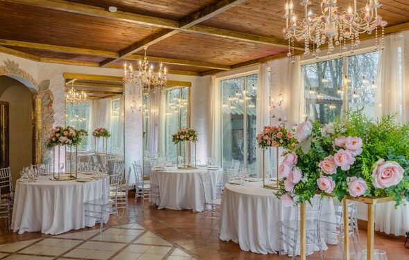 Мир у Озера. Светлый банкетный зал с большими окнами