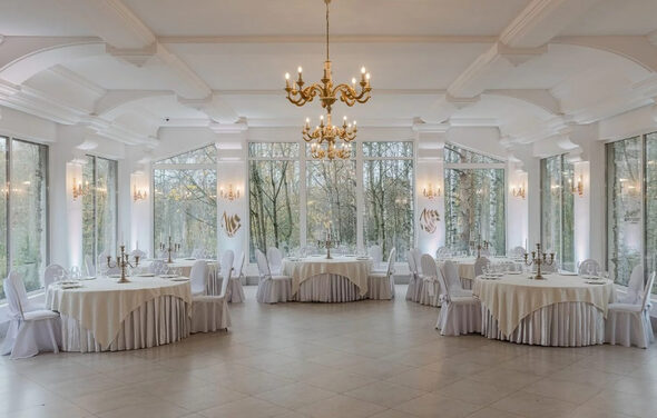 Мир у Озера. Банкетный зал на берегу озера