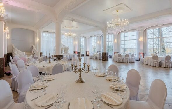 Мир у Озера. Светлый банкетный зал с колоннами