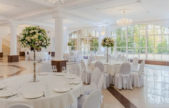 Мир у Озера. Банкетный зал в дворцовом стиле