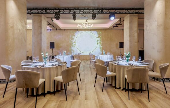 Аманд Холл. Банкетный зал в стиле Шале