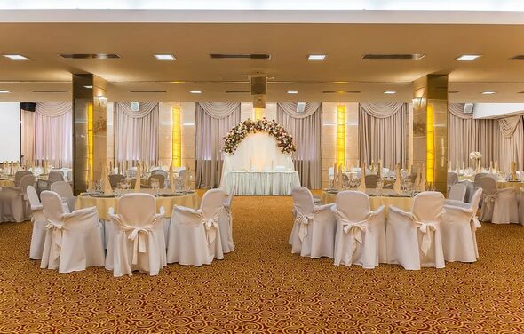 Добролюбофф. Светло-бежевый банкетный зал