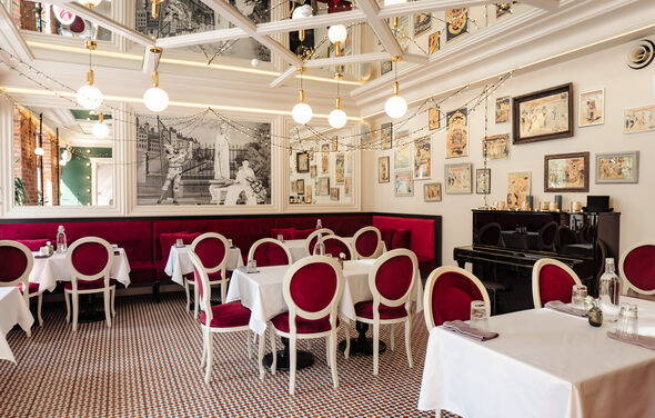 Фюнамбюль. Банкетный зал с зеркальным потолком