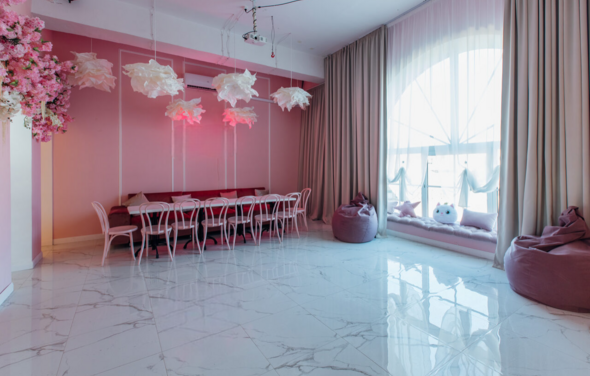 Зал Барби. Лофт с нежными цветами