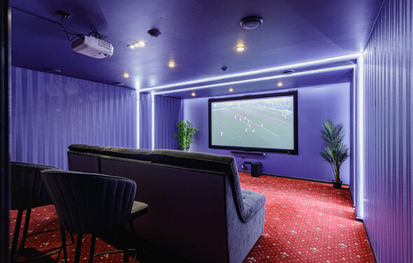 Мини-кинозал с большим экраном