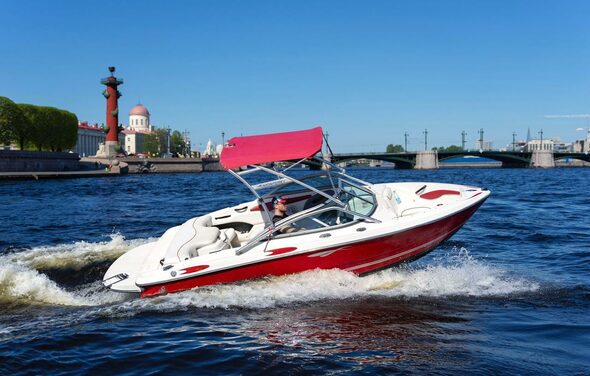 Современный катер для небольших компаний