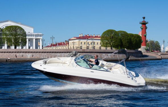 Стильный катер с акустической системой