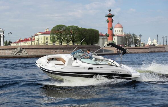 Белоснежный катер для мероприятий