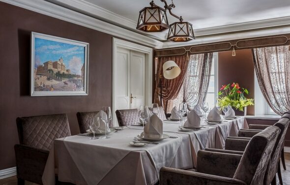 Банкетный зал в лаконичных тонах