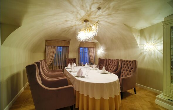 Малый банкетный зал в бежевых теплых тонах