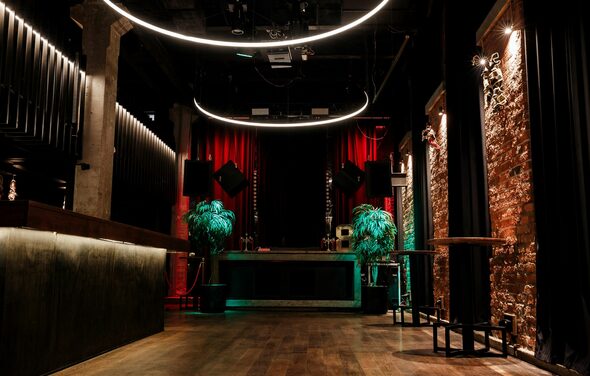 Двухуровневый клуб под закрытие