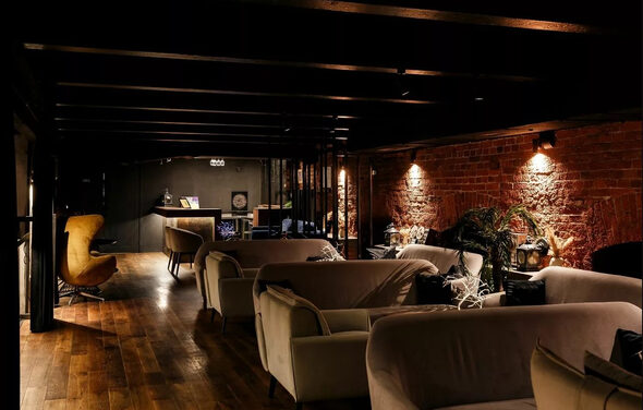 Двухуровневый клуб под закрытие