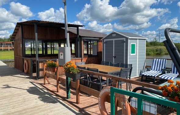 Беседка на воде в яхт-клубе «Парусник»