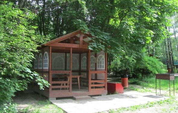 Маленькая беседка до 6 человек в парке