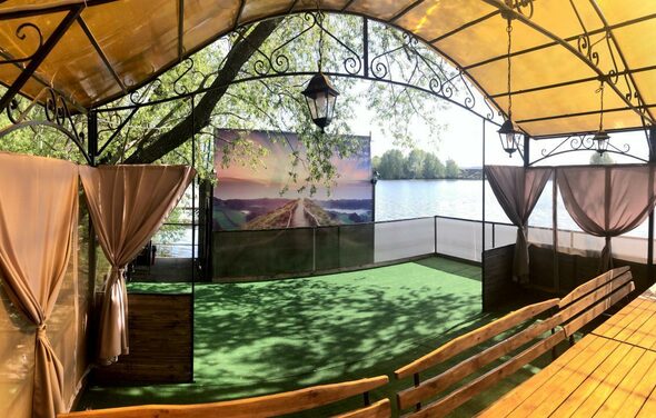 Беседка на воде с мангалом для пикника на 30 человек