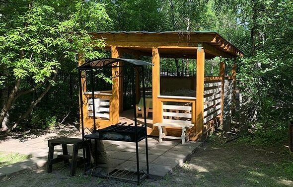 Беседка с мангалом для шашлыка у озера