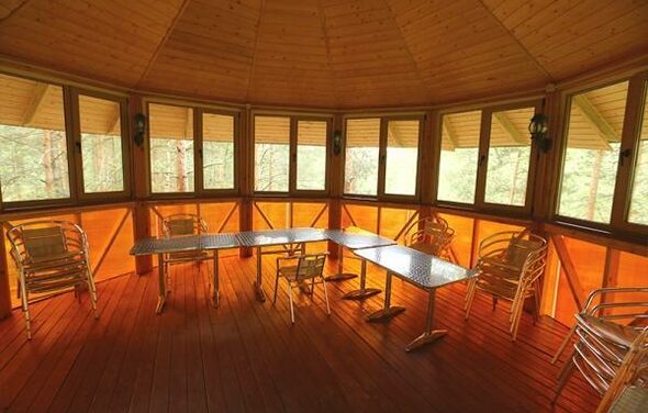 Застекленная беседка в парке Лосиный Остров