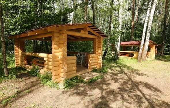 Деревянные беседки в парке
