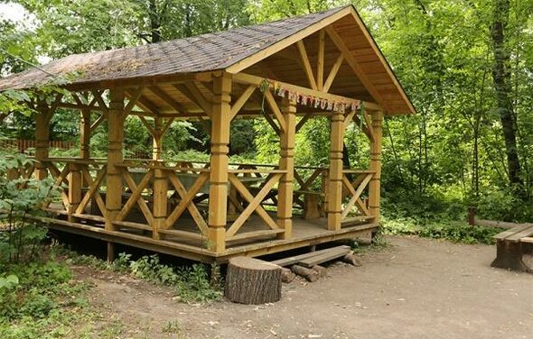 Большая беседка на территории парка Лосиный Остров