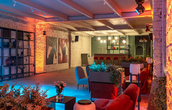 Стильный лофт в центре Москвы со сценой