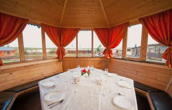 Теплая беседка с мангалом у пруда