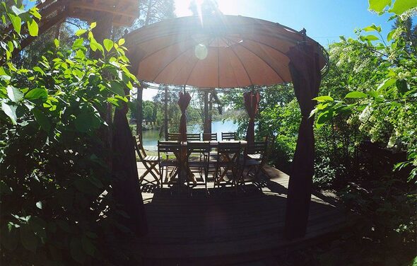 Маленький шатер-беседка с видом на озеро