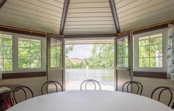 Большая беседка в парк-отеле Остров