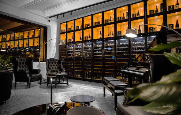 Kapital Bar. Банкетный зал в темных тонах