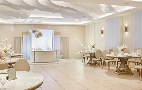 Нева-Холл. Банкет - холл со светлым интерьером 