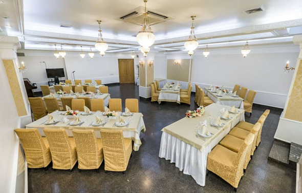 Светлый банкетный зал