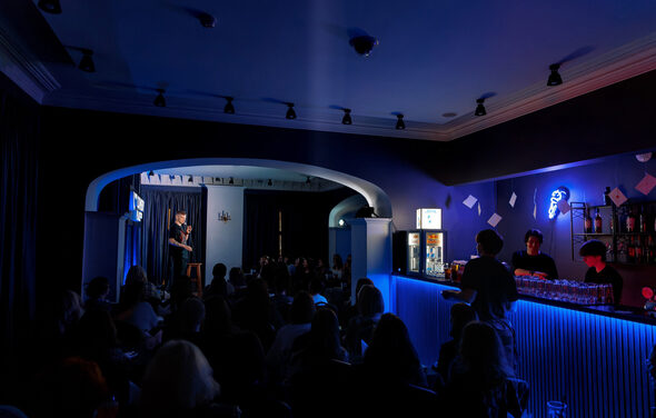 Дворец Олимпия. Банкетный зал с большими окнами в пол