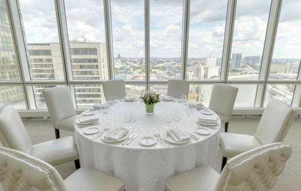Светлый банкетный зал на 20 этаже
