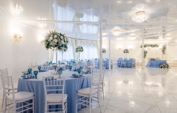 Банкетный зал в голубых тонах