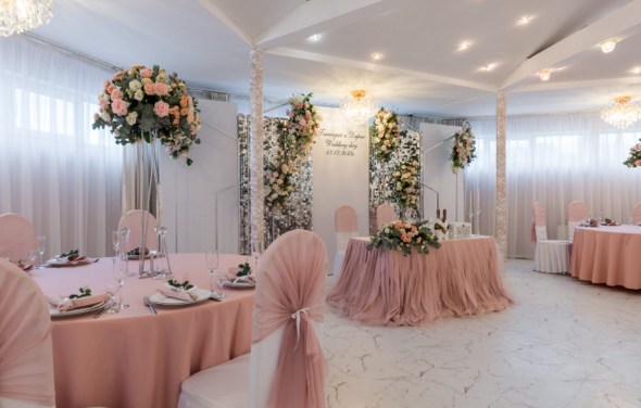 Банкетный зал в розовых тонах