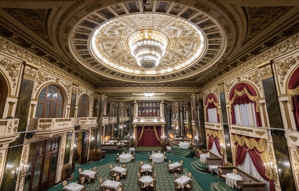 Банкетный зал с интерьером ХIХ века