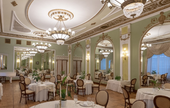 Банкетный зал со сводчатыми окнами