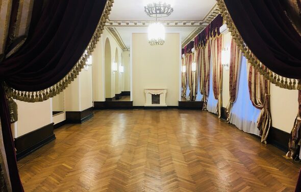 Банкетный зал с камином