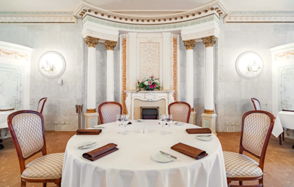 Президент-отель. Банкетный зал в светлых тонах