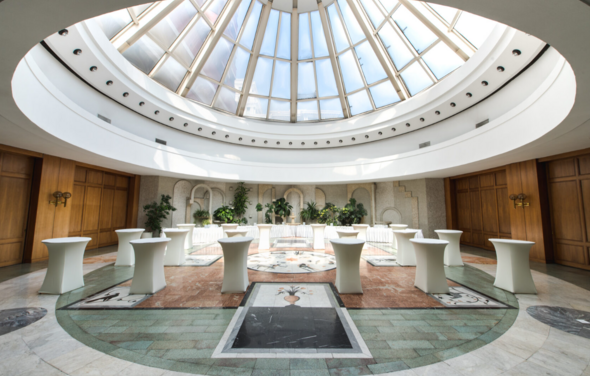Ассамблея. Банкетный зал со стеклянным куполом
