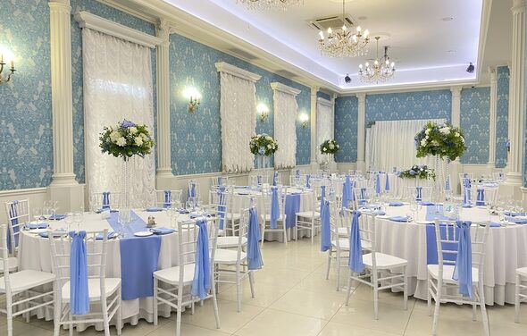 ПРАЗ-Д-НИК. Банкетный зал с круглыми столами