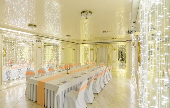 ПРАЗ-Д-НИК. Банкетный зал с зеркалами