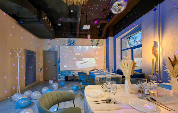 Happy. Светлый лофт с уютной фотозоной, неоном и караоке