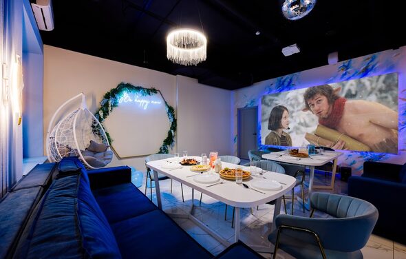 Happy. Светлый лофт с уютной фотозоной, неоном и караоке