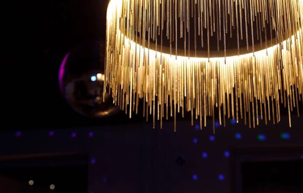 Happy. Светлый лофт с уютной фотозоной, неоном и караоке