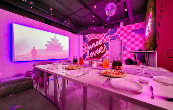 Dance. Современный лофт с фотозоной, караоке и диско-шаром