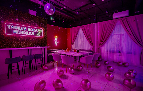Dance. Современный лофт с фотозоной, караоке и диско-шаром