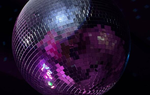 Dance. Современный лофт с фотозоной, караоке и диско-шаром